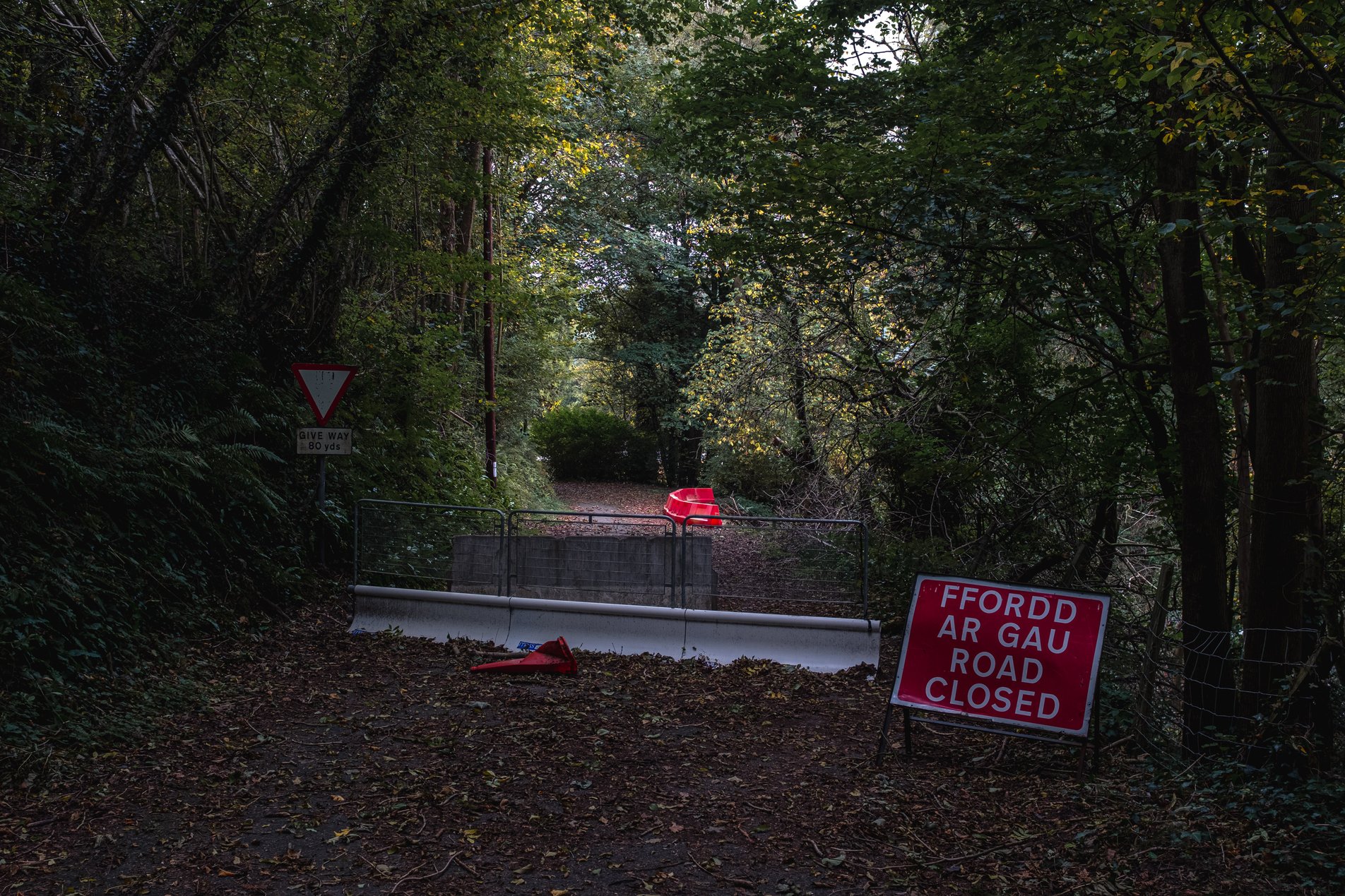 ffordd ar gau / road closed sign