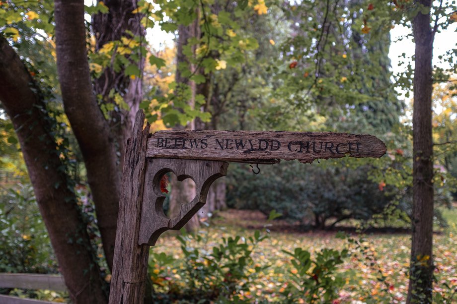 wooden signpost for bettws newydd church