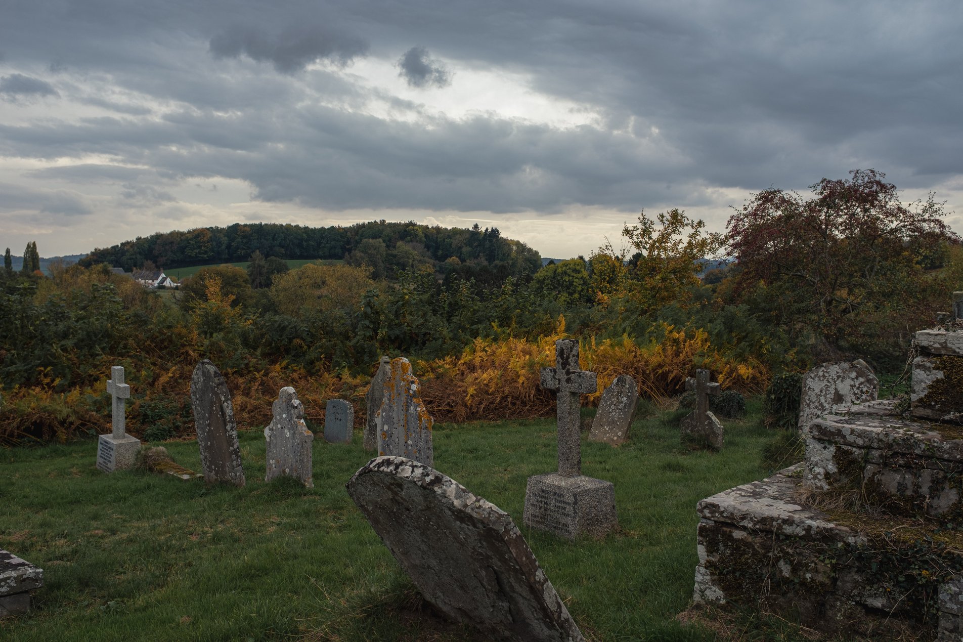 bettws newydd churchyard
