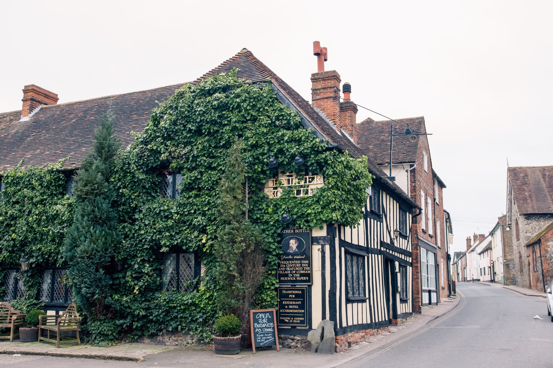 tudor era pub covered in ivy
