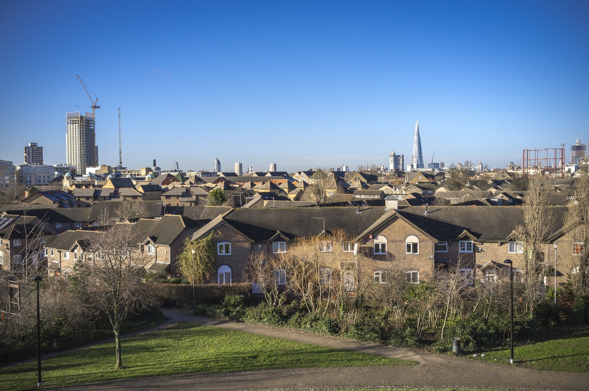 looking over rotherhithe from stave hill viewpoint