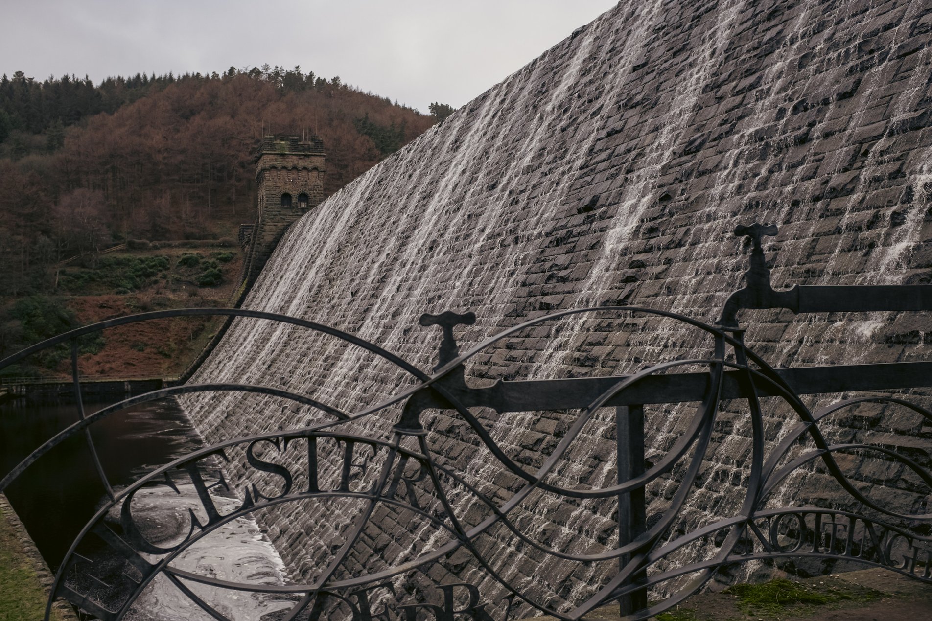water flowing over the derwent dam
