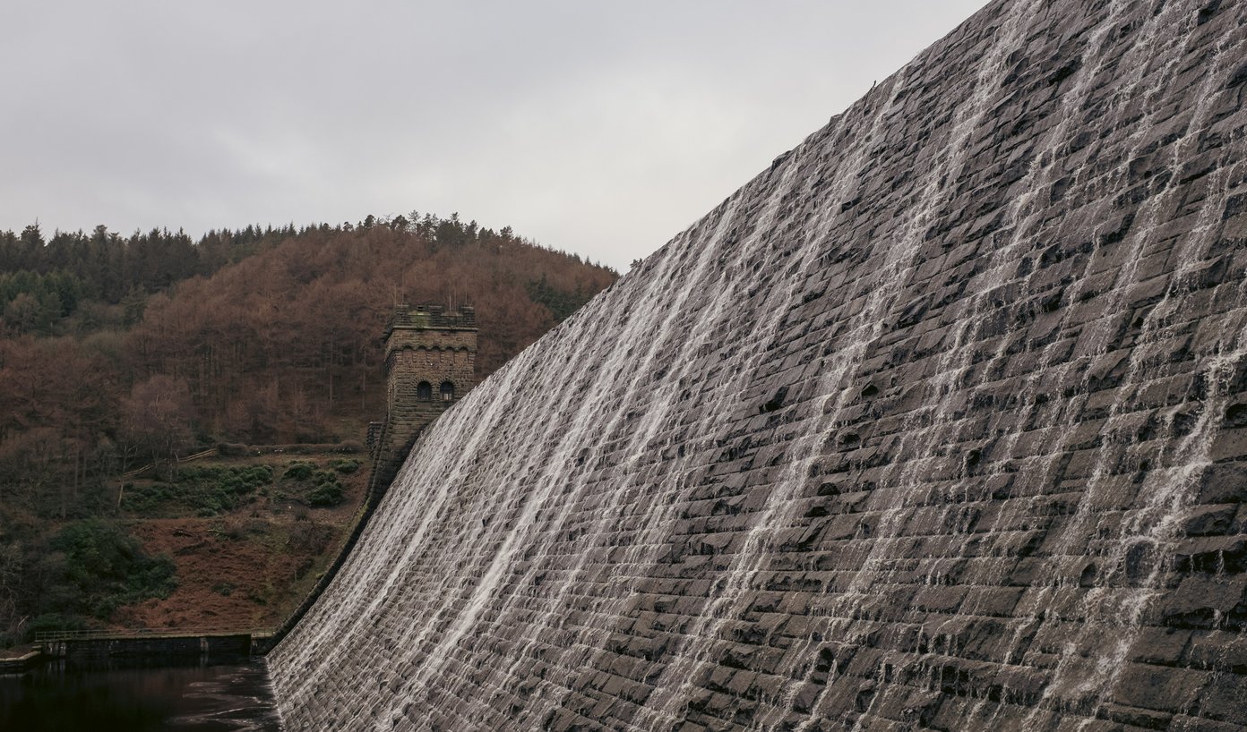 water flowing over the derwent dam