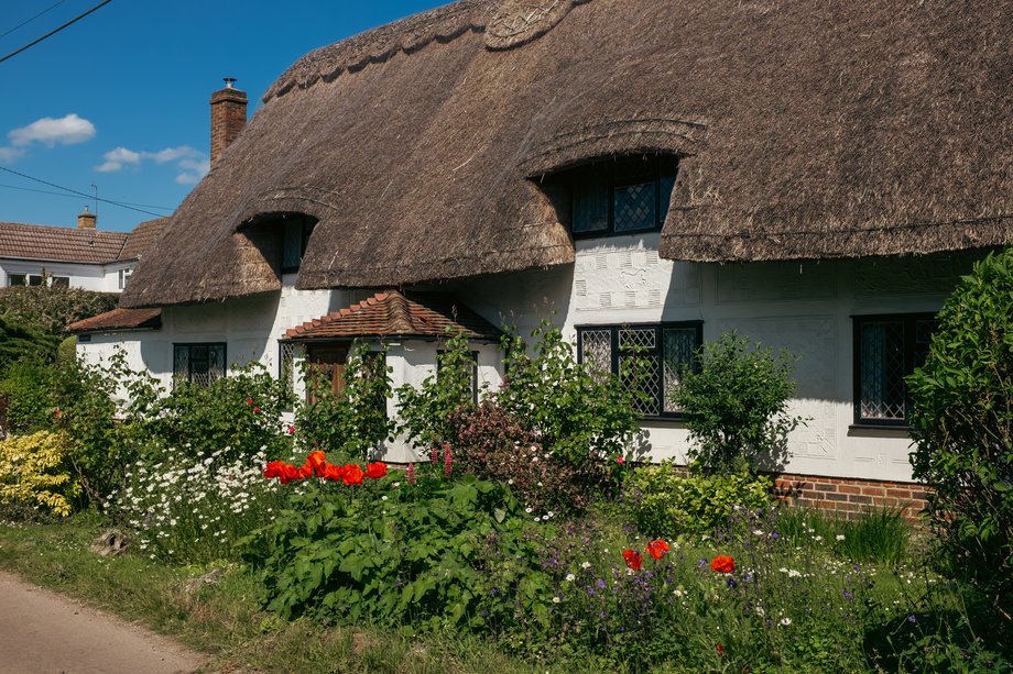 rural englsh thatched cottage