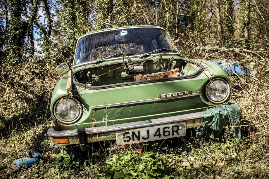 1997 skoda abandonded in field with no bonnet